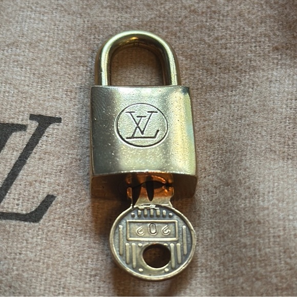 Vintage LV Louis Vuitton Padlock Lock & Key 202 with a no name chain - Picture 3 of 9